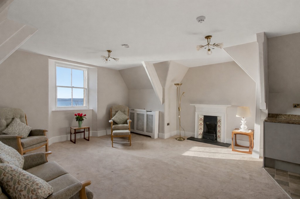 Lot: 141 - TOP FLOOR RETIREMENT APARTMENT WITH SEA VIEWS - Living room